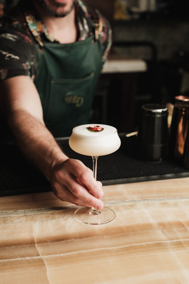 Cocktail pregătit la bar