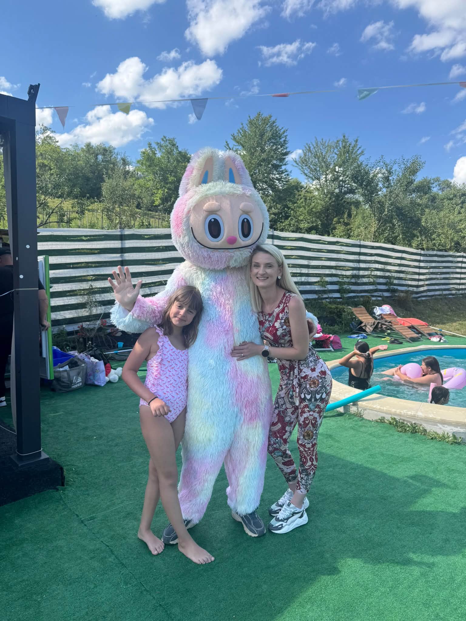 Mascotă iepuraș la o petrecere în aer liber