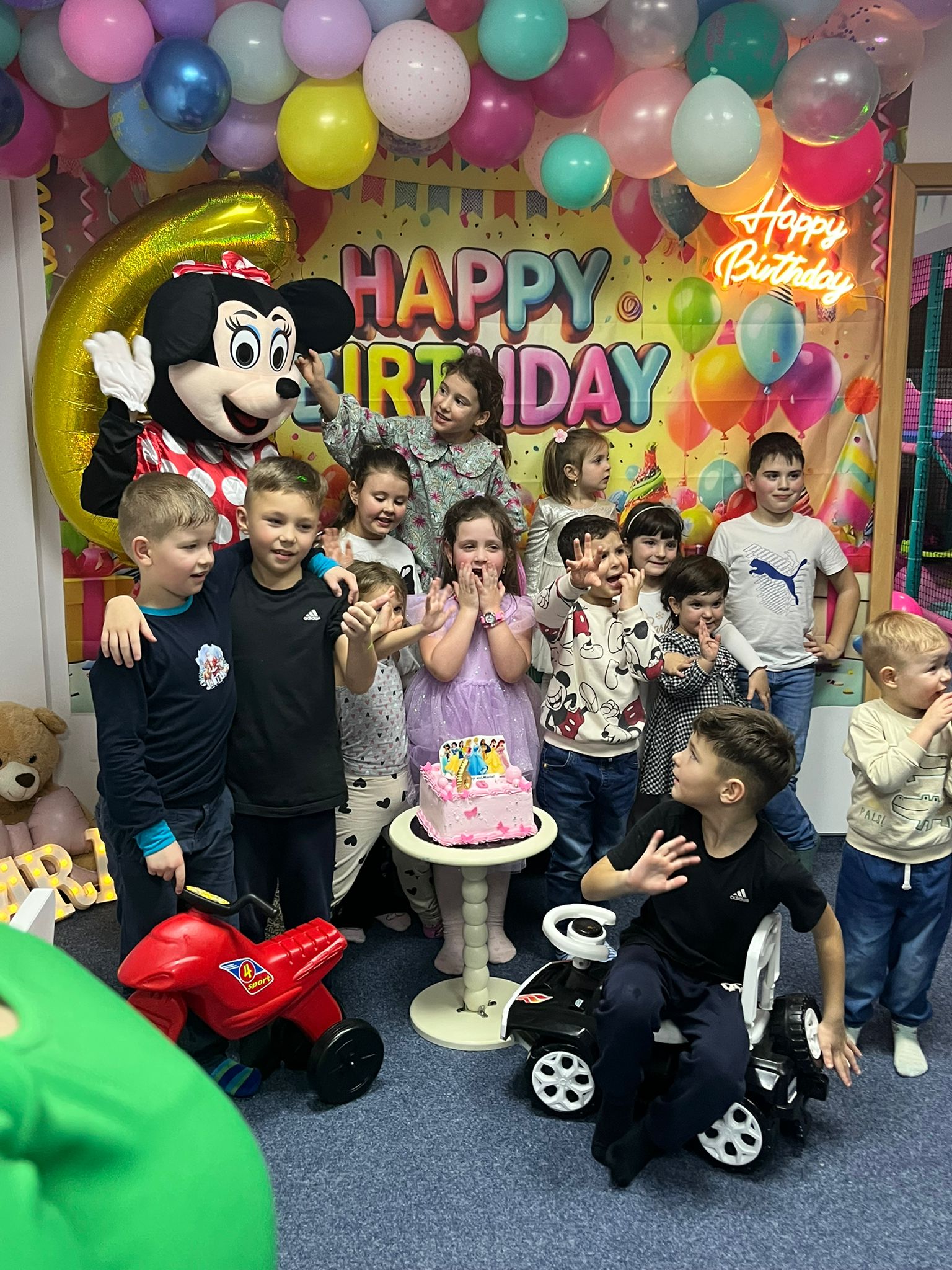 Minnie Mouse și copiii sărbătoresc împreună la petrecere