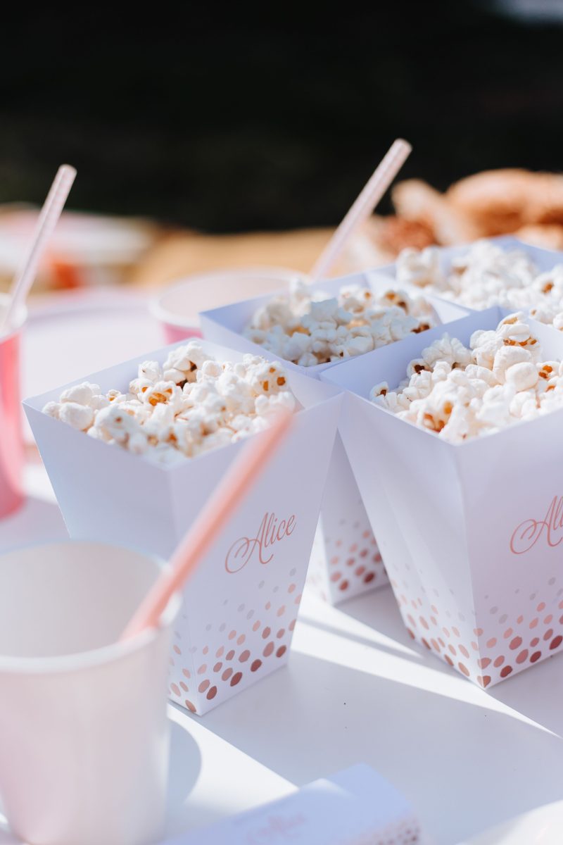 Popcorn servit în cutii la o petrecere