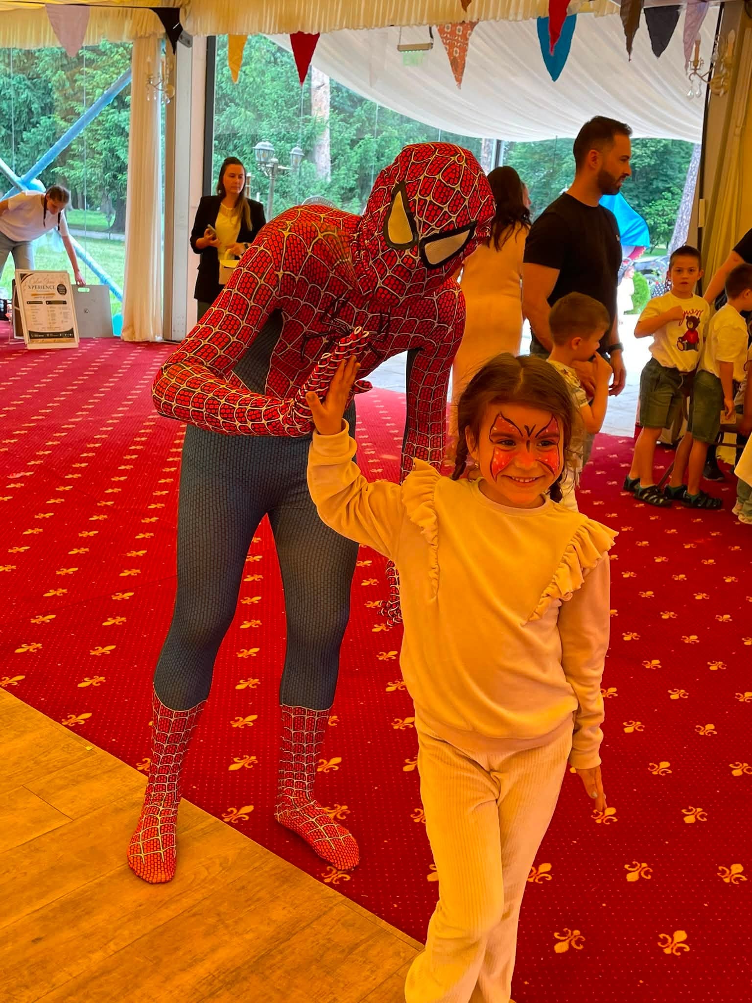Spider-Man îi surprinde pe cei mici