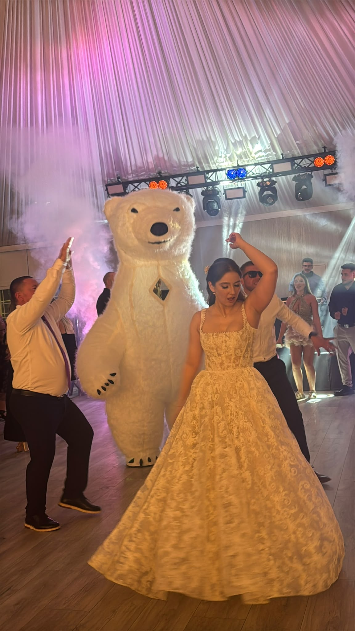 Ursul Alb transformă petrecerea de nuntă într-un moment spectaculos