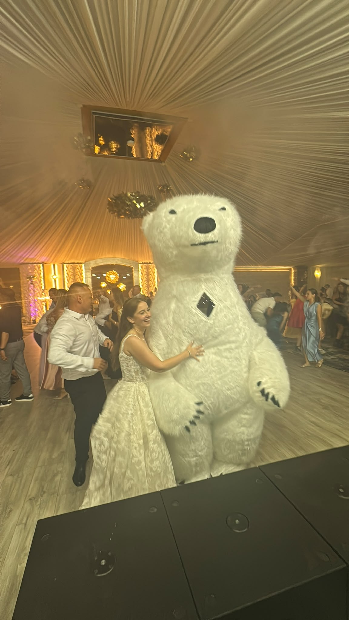 Ursul Alb face fotografii cu invitații